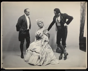 Porträt des Opernsängers Antonio Scotti mit einem unbekannten Mann und einer Frau beim James Hazen Hyde Ball, New York, 31. Januar 1905